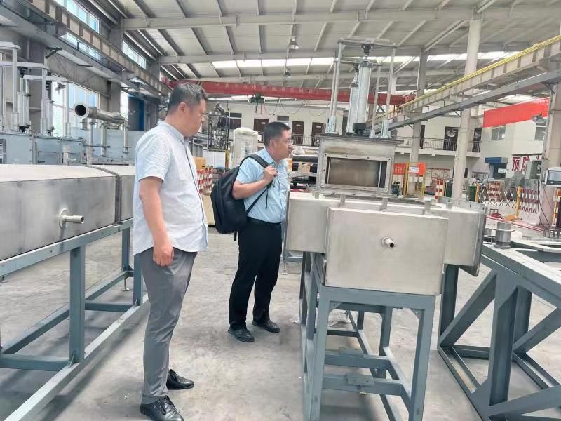 鄂爾多斯客戶參觀考察輥道窯、推板窯設(shè)備